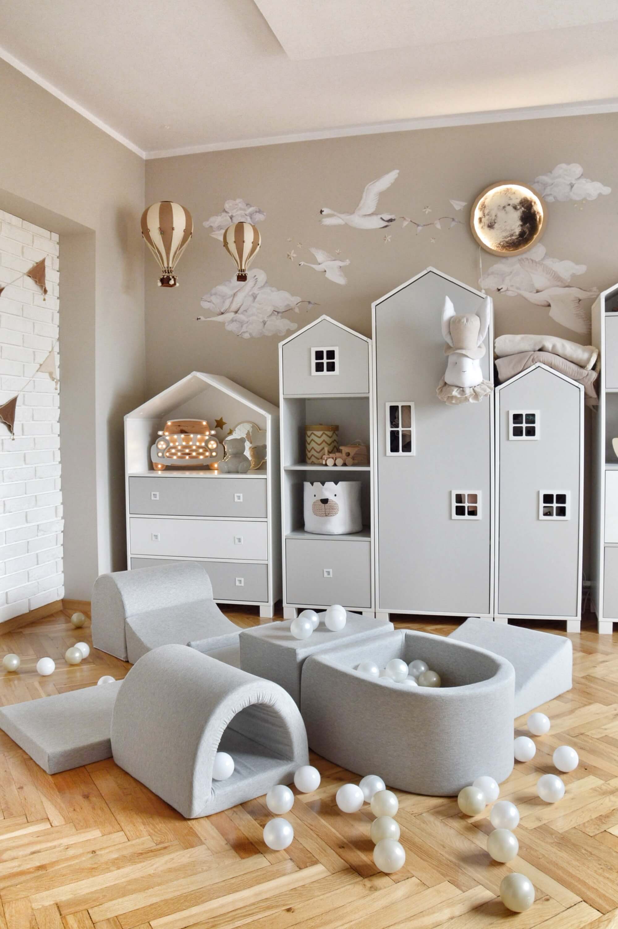 Aire de jeux en mousse avec pont et piscine micro gris clair + 100 balles