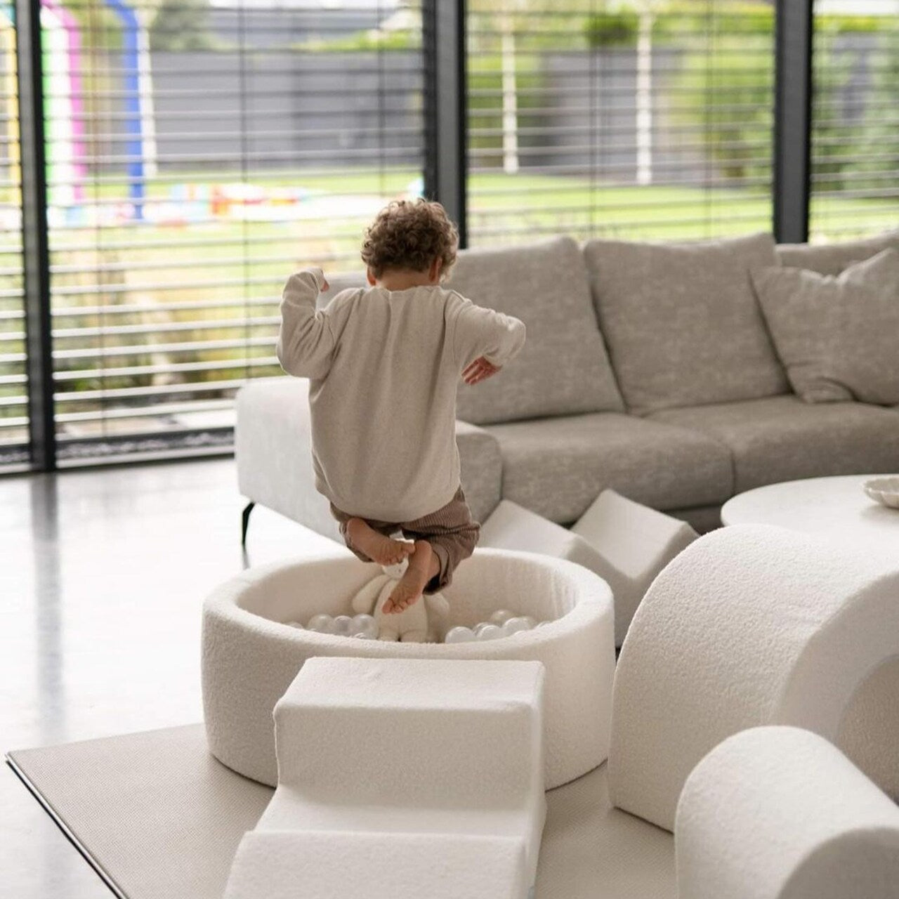 Aire de jeux en mousse avec piscine ronde 90x30 Boucle Blanc + 5 éléments + 200 balles