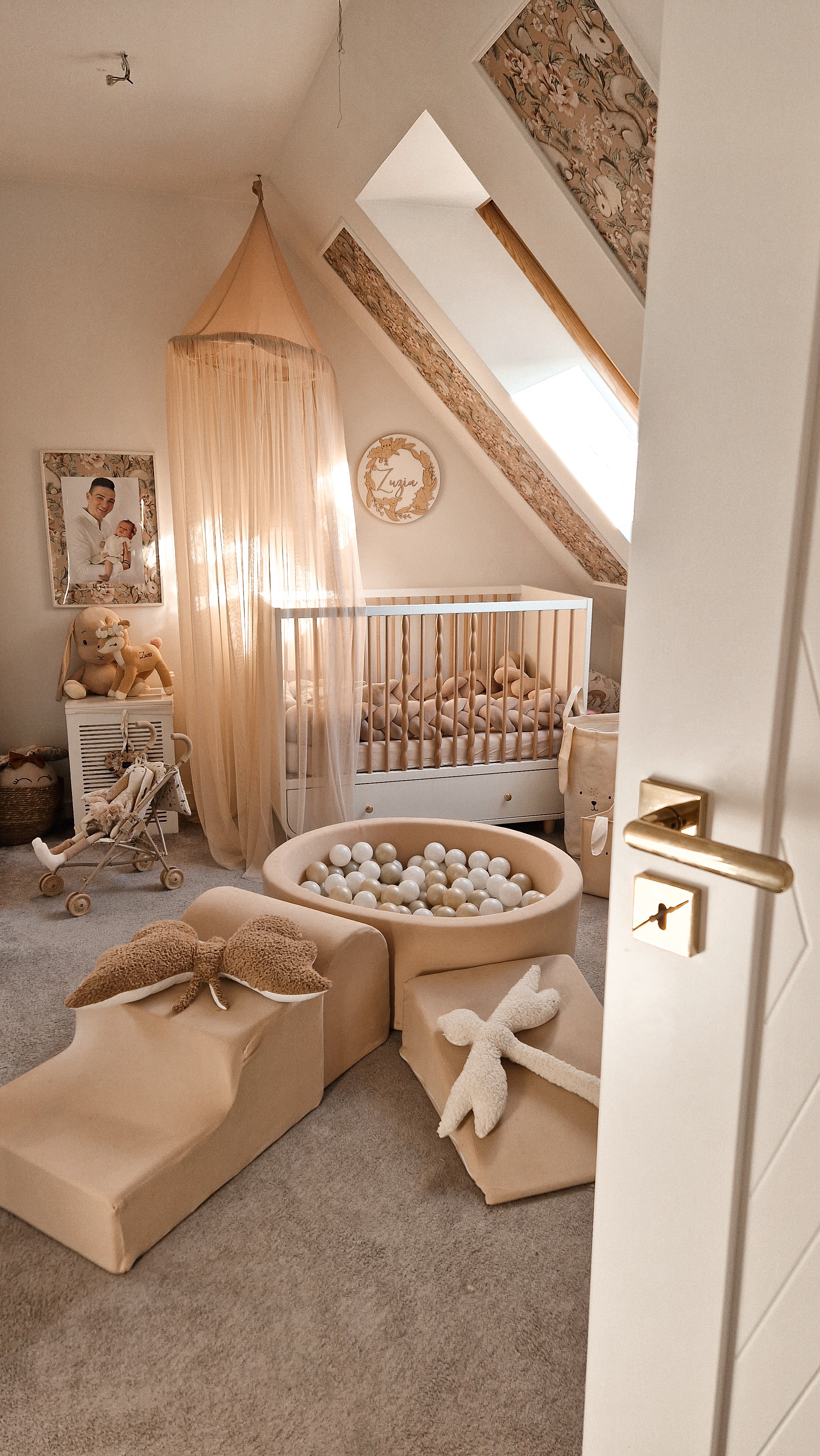 Aire de jeux en mousse avec piscine ronde 90x30 beige + 200 balles